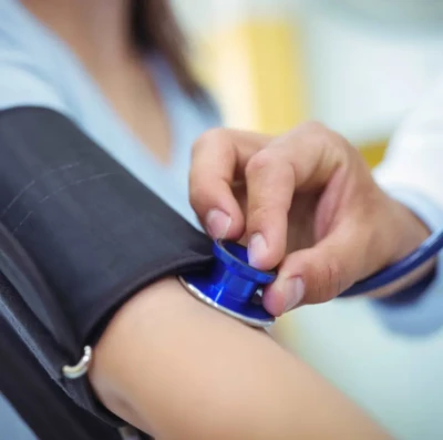 Pressão alta avança entre jovens no Brasil e acende alerta para hábitos modernos