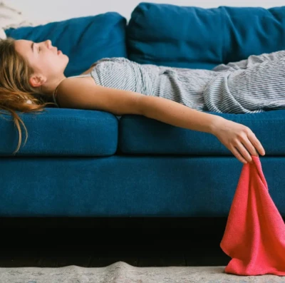 Você dorme, mas acorda mais cansado? Entenda por que o descanso já não recupera sua energia