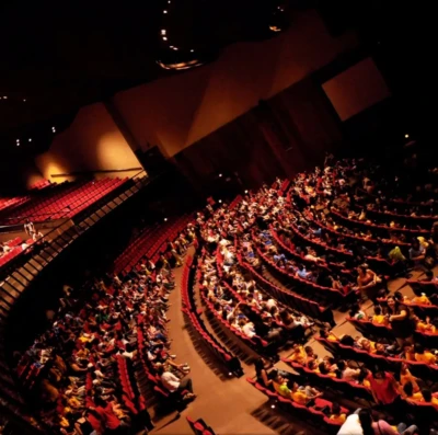 Instituto Brasil Criativo: Plateia Social leva professores e mulheres em situação de vulnerabilidade ao teatro, em Goiânia
