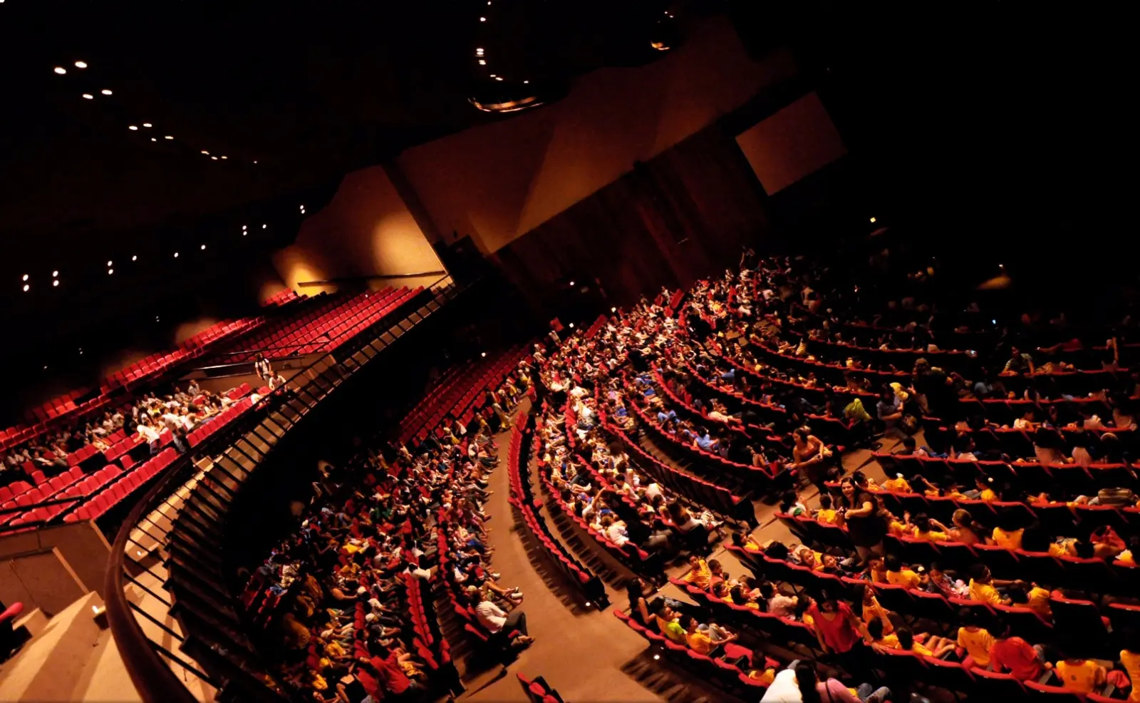 Instituto Brasil Criativo: Plateia Social leva professores e mulheres em situação de vulnerabilidade ao teatro, em Goiânia