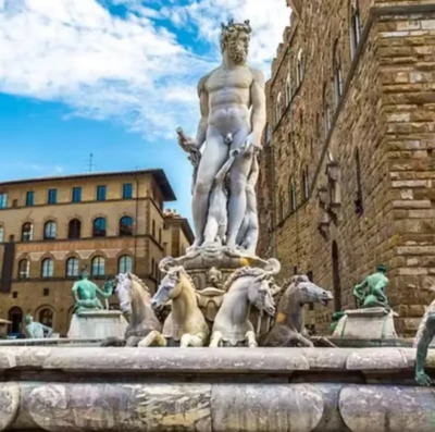 Turista é multada em R$ 29 mil após tentar tocar partes íntimas de estátua em Florença