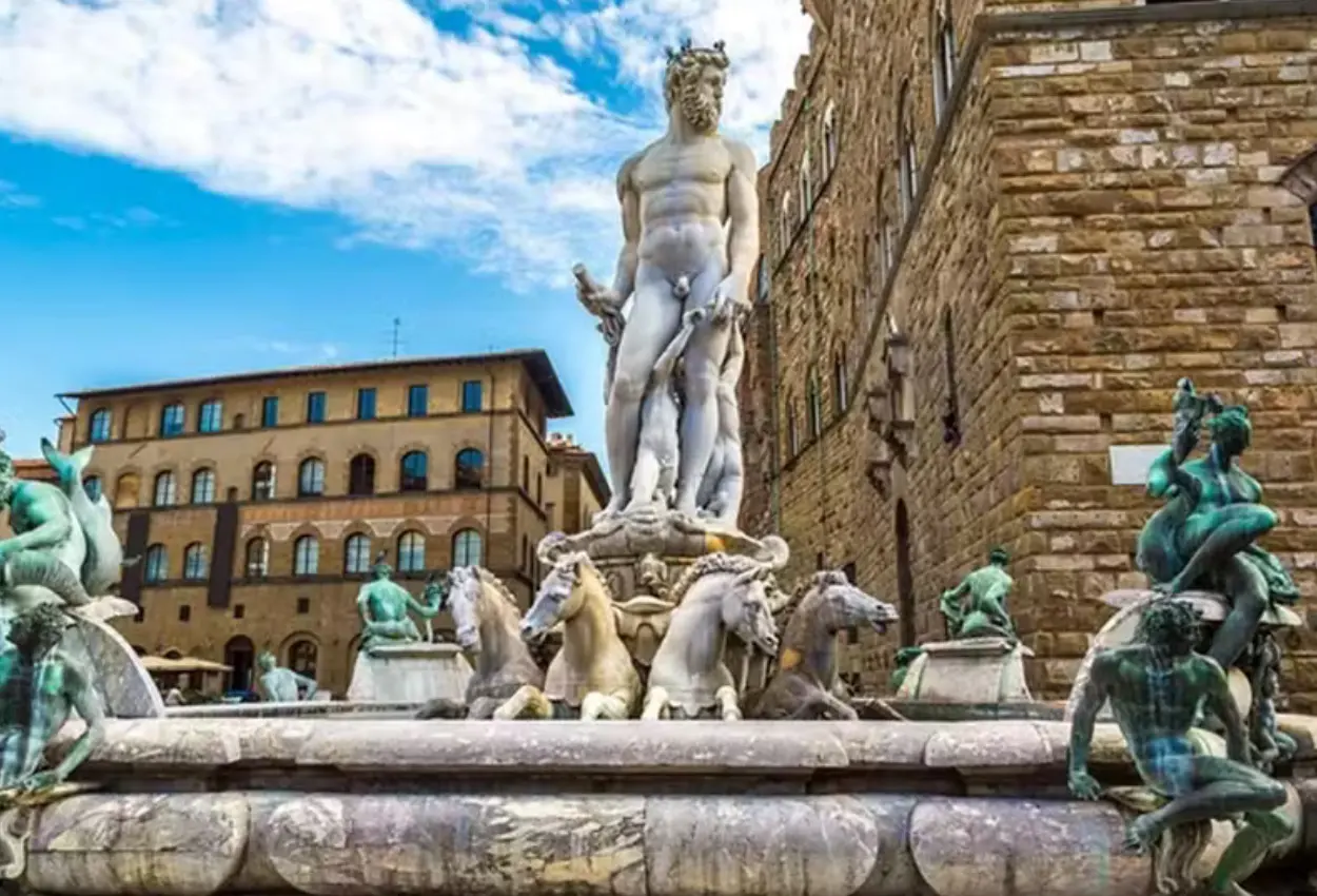 Turista é multada em R$ 29 mil após tentar tocar partes íntimas de estátua em Florença