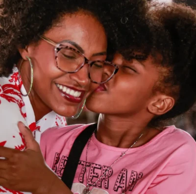 Feira Cabide Rosa terá edição de Dia das Mães com 10 mil peças e música ao vivo em Goiânia