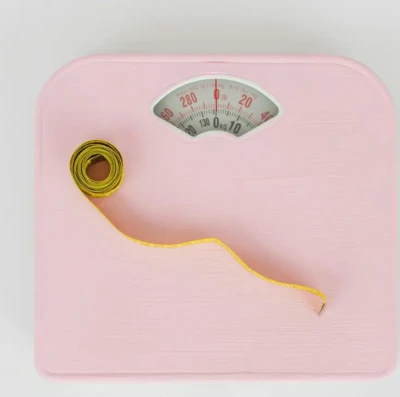 Obesidade infantil pode fazer meninas menstruarem até 1 ano antes; entenda relação com puberdade precoce