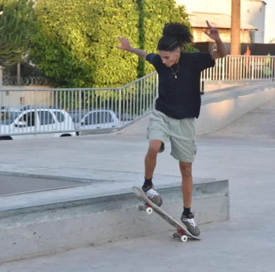 Nova praça com pista de skate transforma área do Parque Real em ponto de lazer e esporte