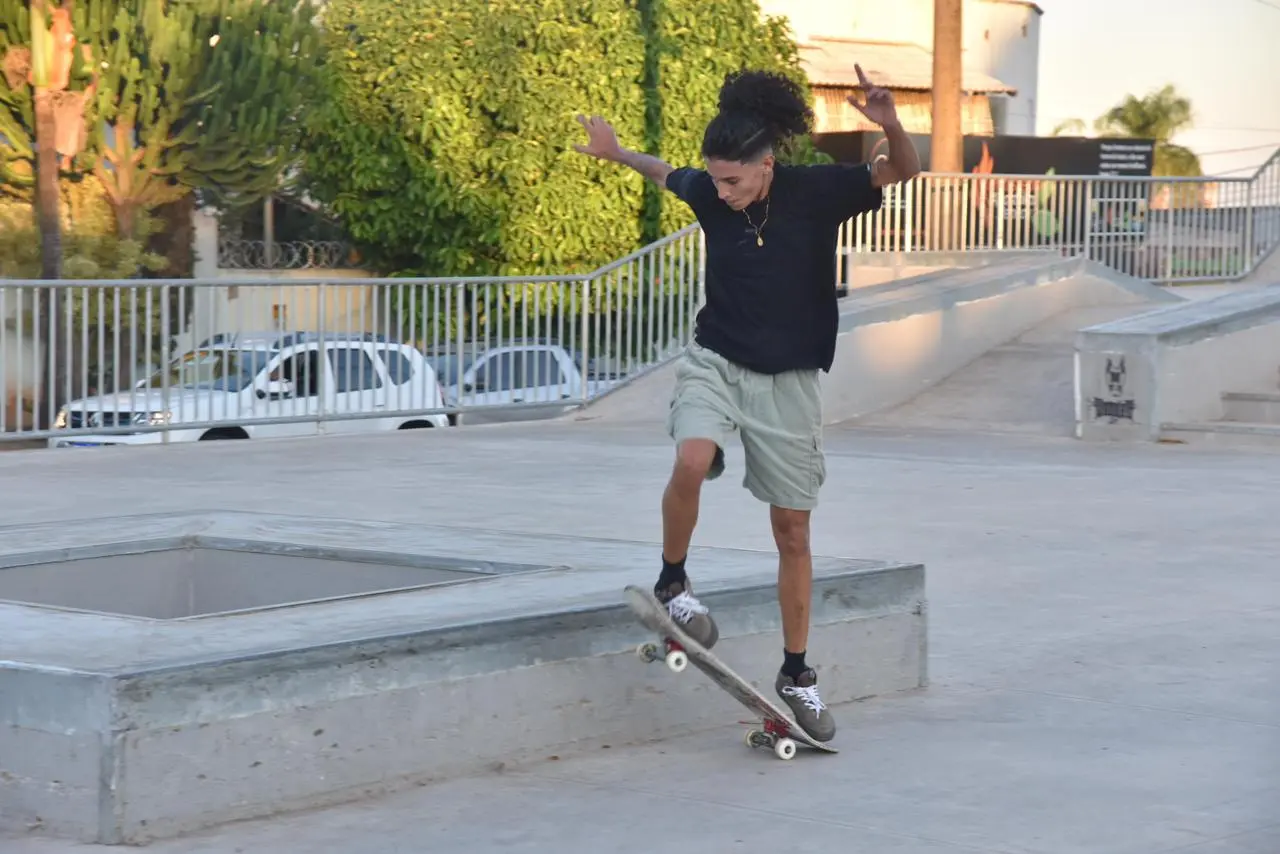 Nova praça com pista de skate transforma área do Parque Real em ponto de lazer e esporte