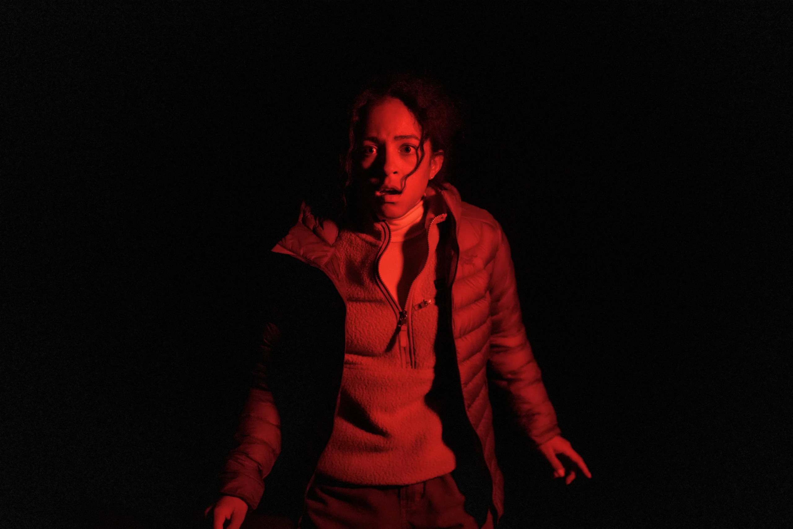 “Passageiro do Mal” estreia com terror sobrenatural e perseguição demoníaca nas estradas