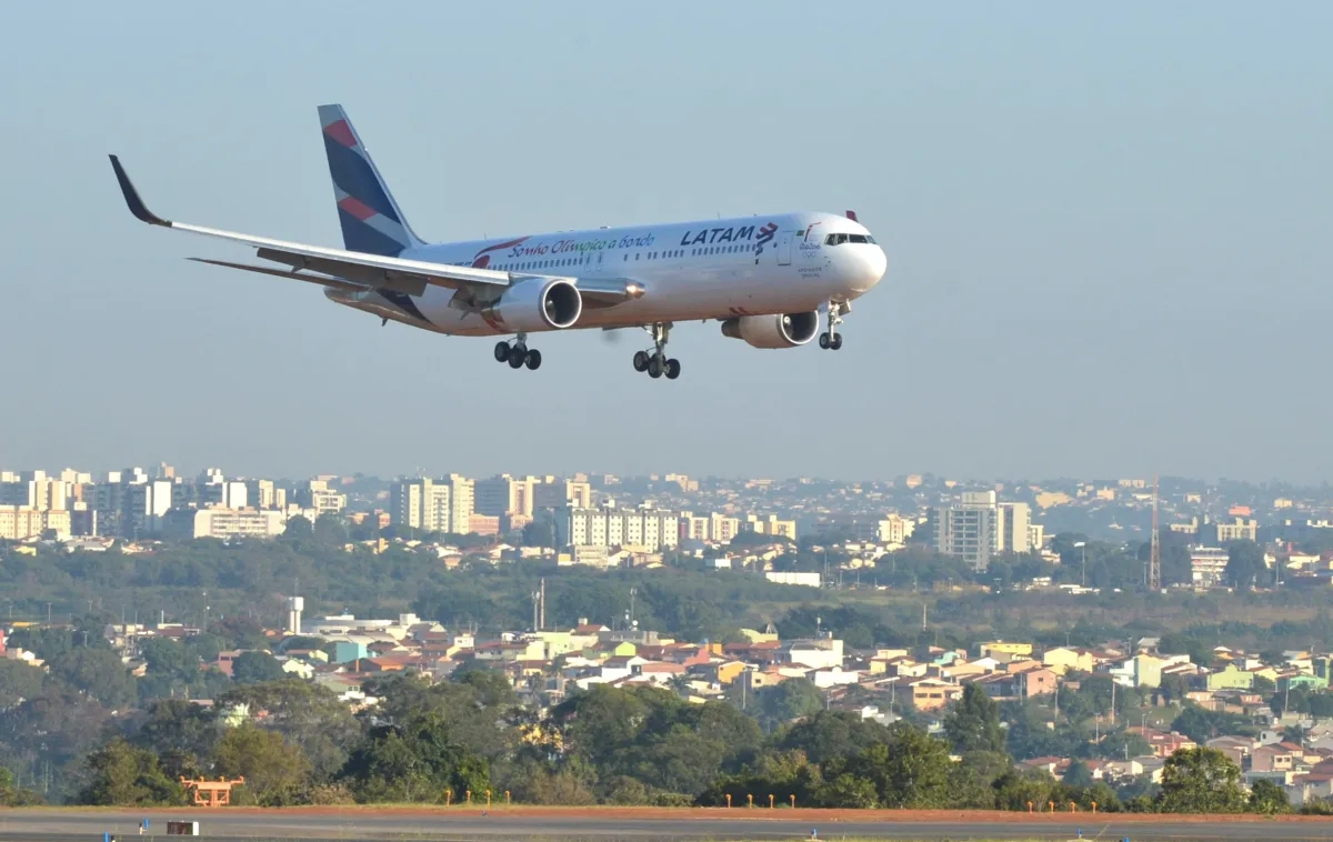 Queda no turismo em março liga alerta para hotéis, voos e reservas no Brasil