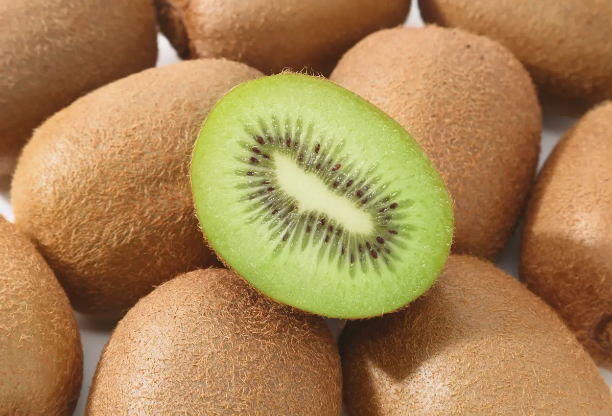 Kiwi surpreende cientistas após estudos revelarem benefícios para o intestino