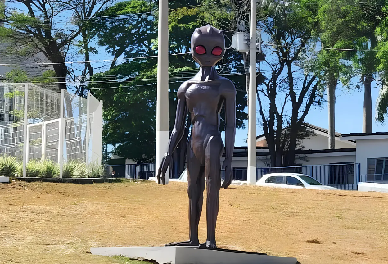 Turismo ufológico ganha impulso após relatos de OVNIs e atrai viajantes em busca de mistérios