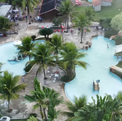 Complexo a 37 km de Goiânia reúne cachoeira, piscinas, pesca, trilhas e camping; entrada custa R$ 30