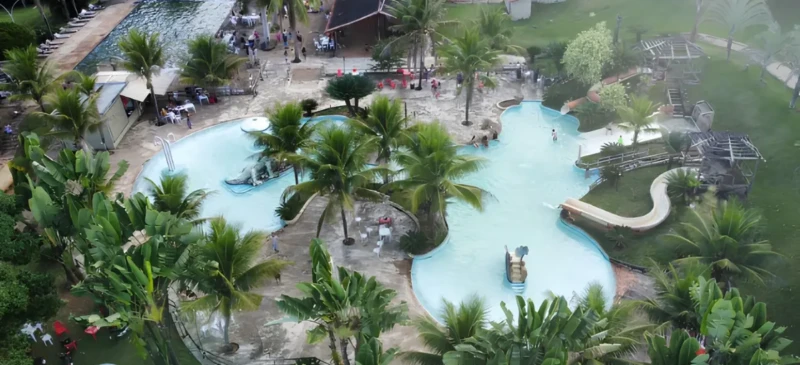 Complexo a 37 km de Goiânia reúne cachoeira, piscinas, pesca, trilhas e camping; entrada custa R$ 30