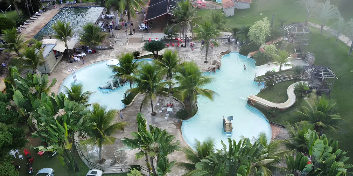 Complexo a 37 km de Goiânia reúne cachoeira, piscinas, pesca, trilhas e camping; entrada custa R$ 30