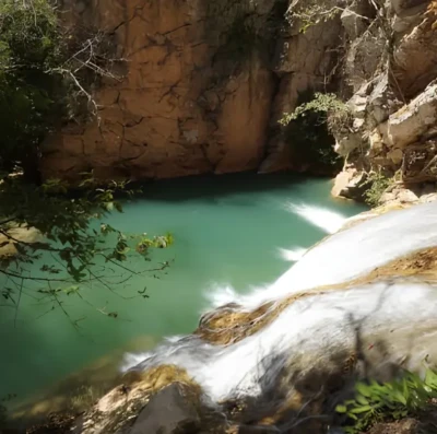 Destino em Goiás reúne cachoeiras, cavernas e sítio arqueológico com mais de 4,5 mil anos