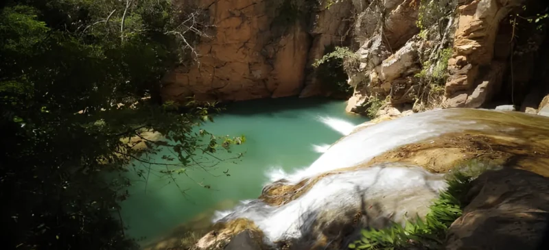 Destino em Goiás reúne cachoeiras, cavernas e sítio arqueológico com mais de 4,5 mil anos