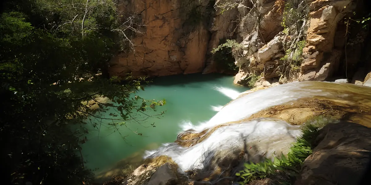 Destino em Goiás reúne cachoeiras, cavernas e sítio arqueológico com mais de 4,5 mil anos