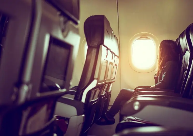 O que acontece com o corpo ao passar por uma longa viagem de avião? Especialistas alertam sobre cuidados