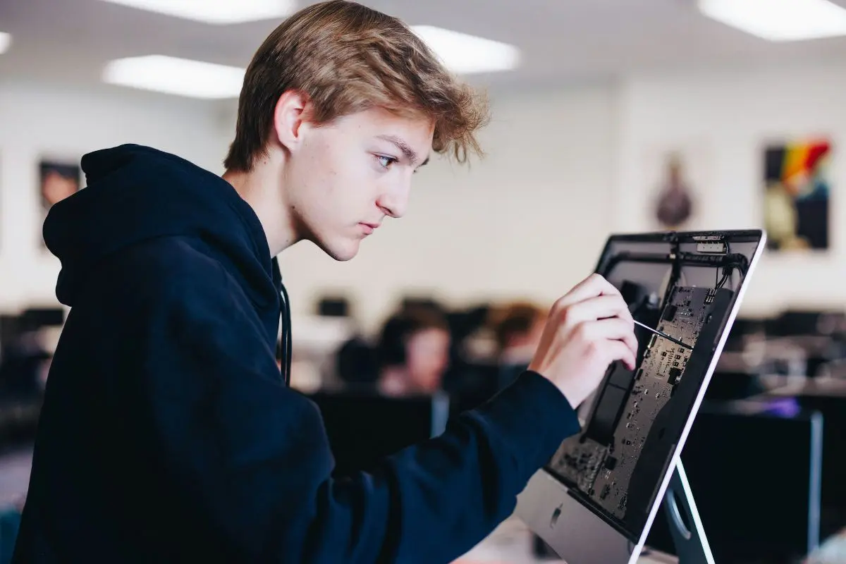 Curso gratuito de segurança digital prepara educadores; veja como se inscrever