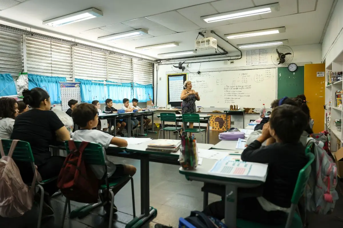 Saeb 2025 mostra avanço da aprendizagem no Brasil em 20 anos