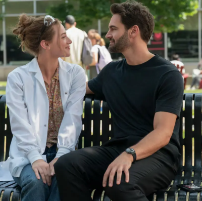 “A Hipótese do Amor” Lili Reinhart e Tom Bateman arrancam suspiros em filme do Prime Video
