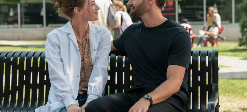 “A Hipótese do Amor” Lili Reinhart e Tom Bateman arrancam suspiros em filme do Prime Video