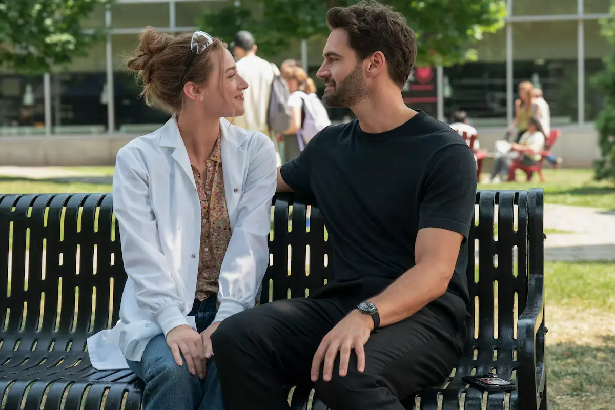 “A Hipótese do Amor”: adaptação de fenômeno literário chega ao Prime Video com Lili Reinhart e Tom Bateman