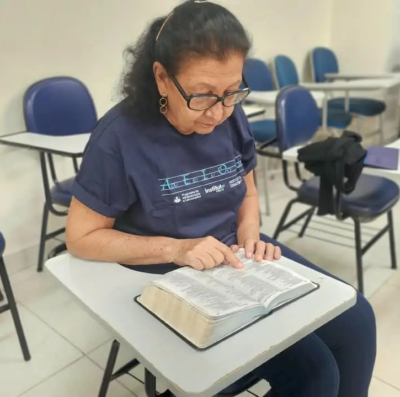 Aos 81 anos, Vanda volta a estudar para realizar o sonho de ler a Bíblia sozinha