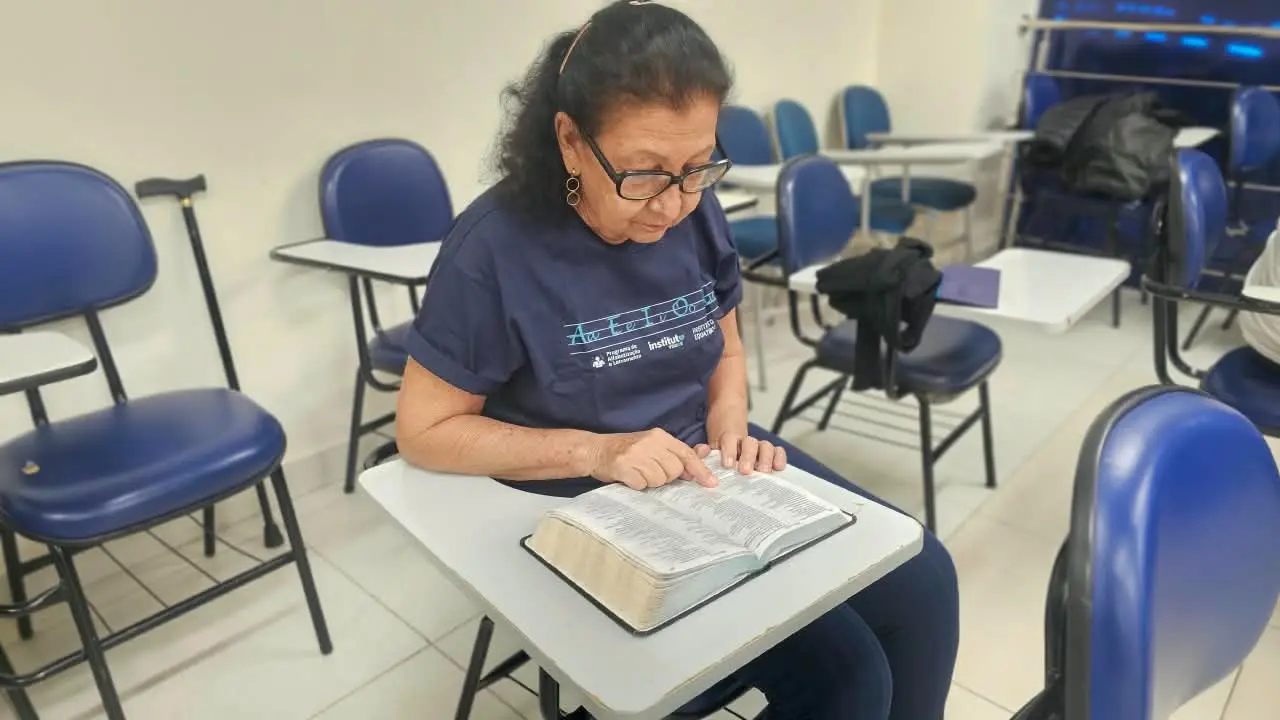 Aos 81 anos, Vanda desafia as limitações e busca na alfabetização para ler a Bíblia