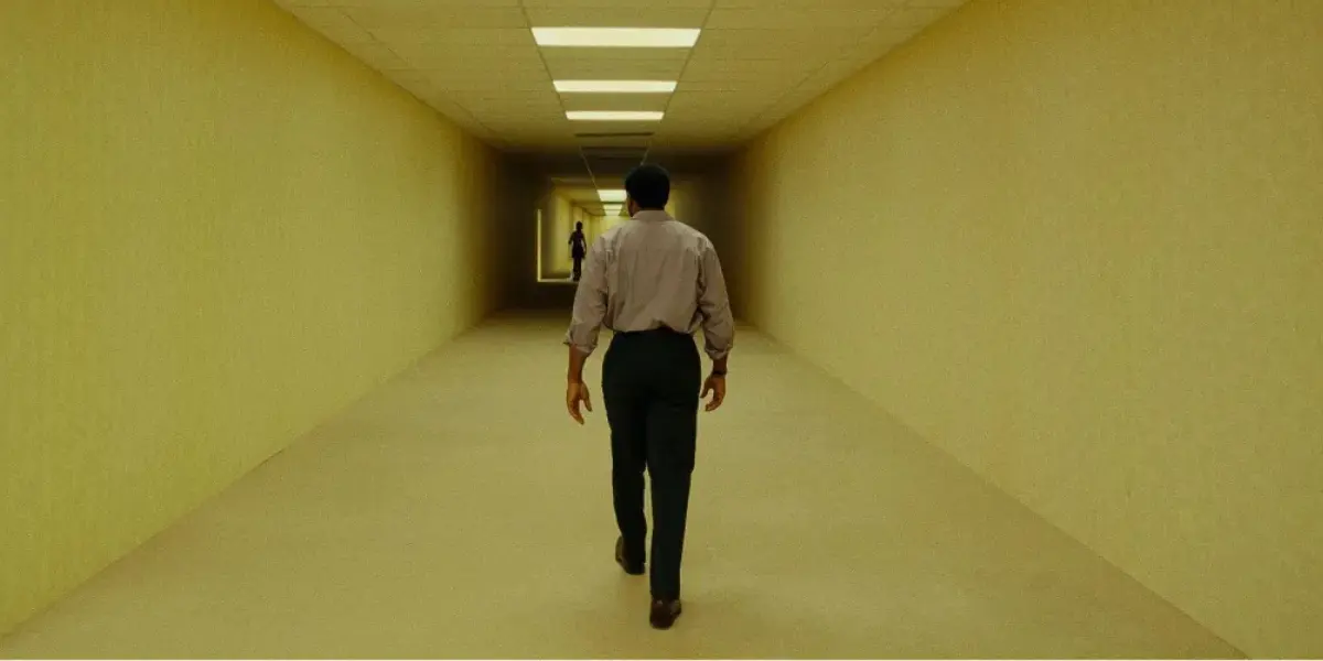 Após ultrapassar US$ 300 milhões nos cinemas, “Backrooms” chega ao streaming