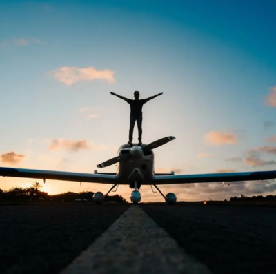 Brasileiro completa volta ao mundo sozinho pelos cinco continentes em avião experimental