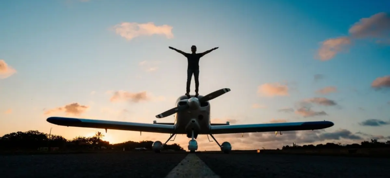 Brasileiro completa volta ao mundo sozinho pelos cinco continentes em avião experimental