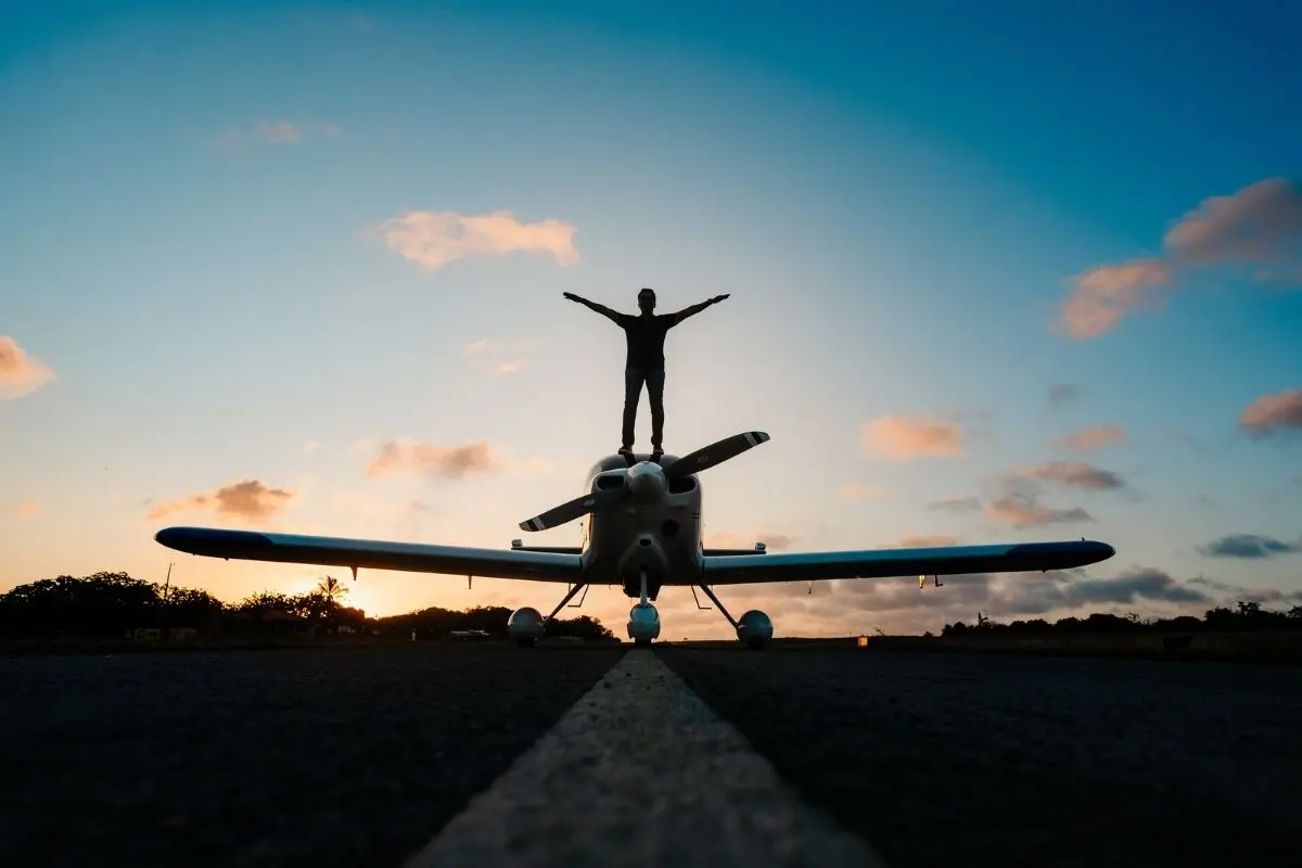 Brasileiro completa volta ao mundo sozinho pelos cinco continentes em avião experimental