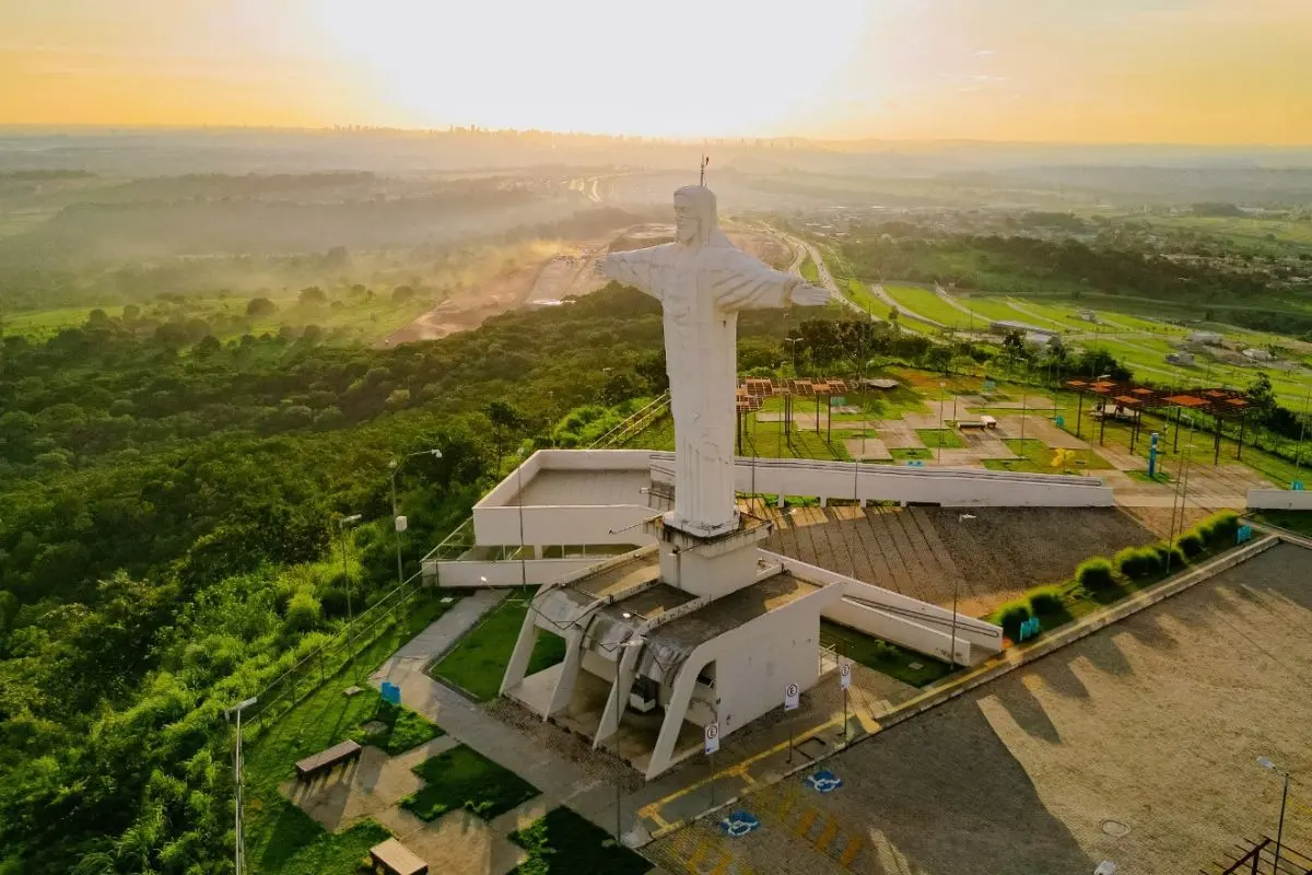 Morro do Cristo recebe concerto gratuito de viola ao pôr do sol em Senador Canedo