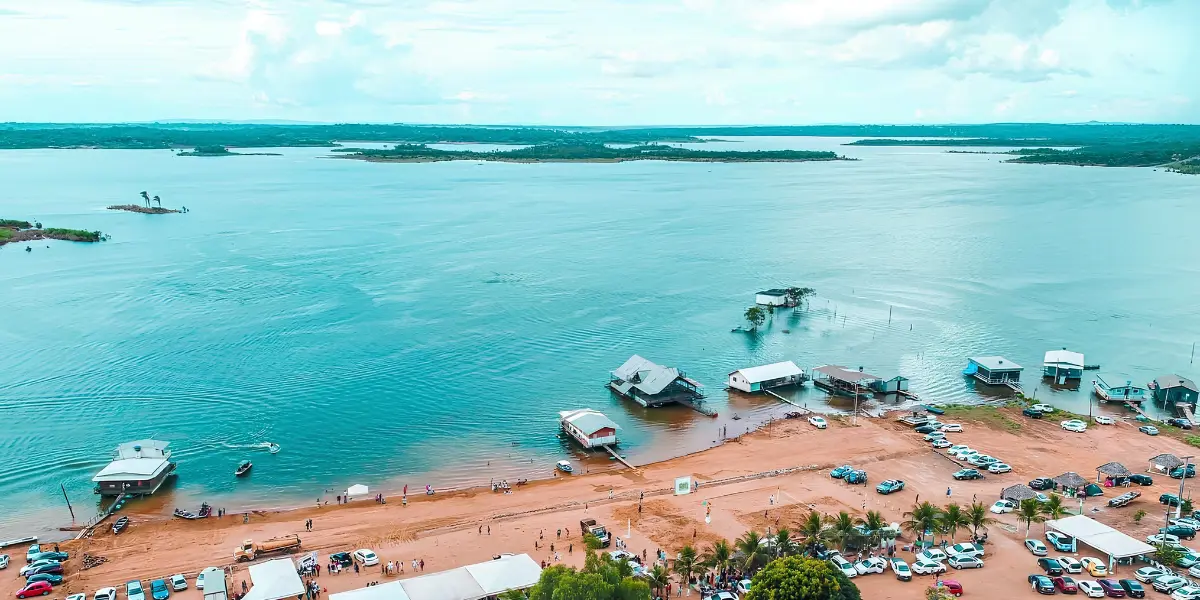 Parece litoral, mas fica em Goiás: conheça a praia às margens de um dos maiores lagos do Brasil