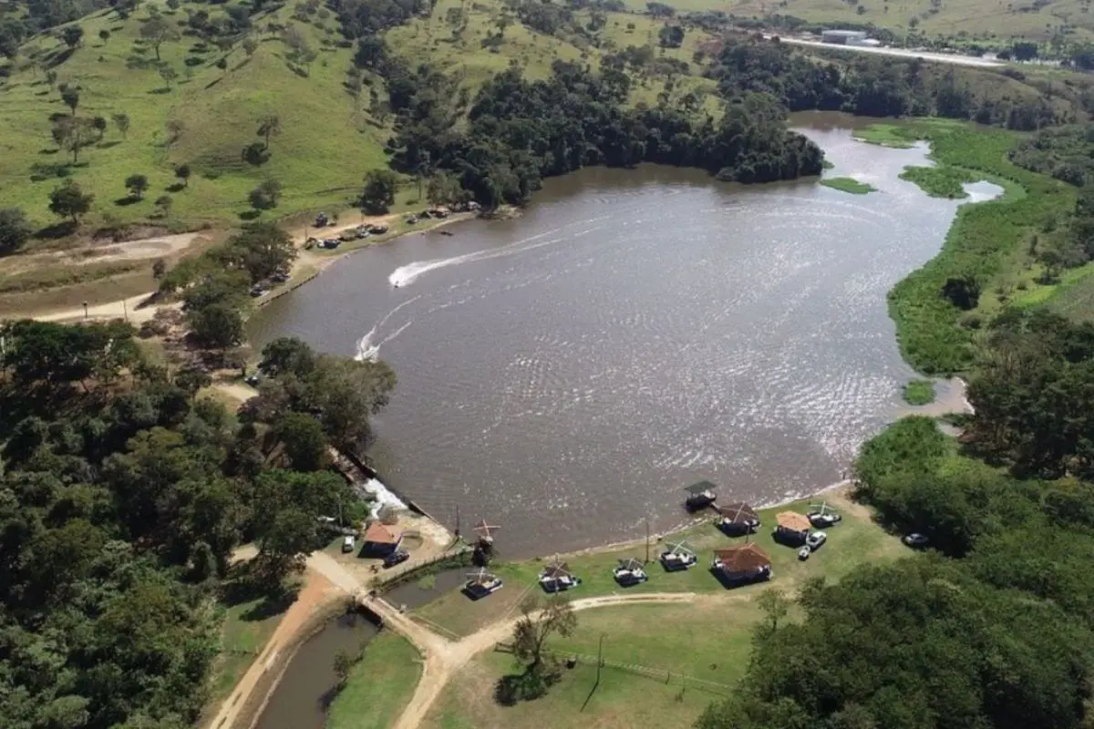 Lago Amaralina tem cachoeira, pesca, jet ski e quiosques a 15 km do centro de Goiânia