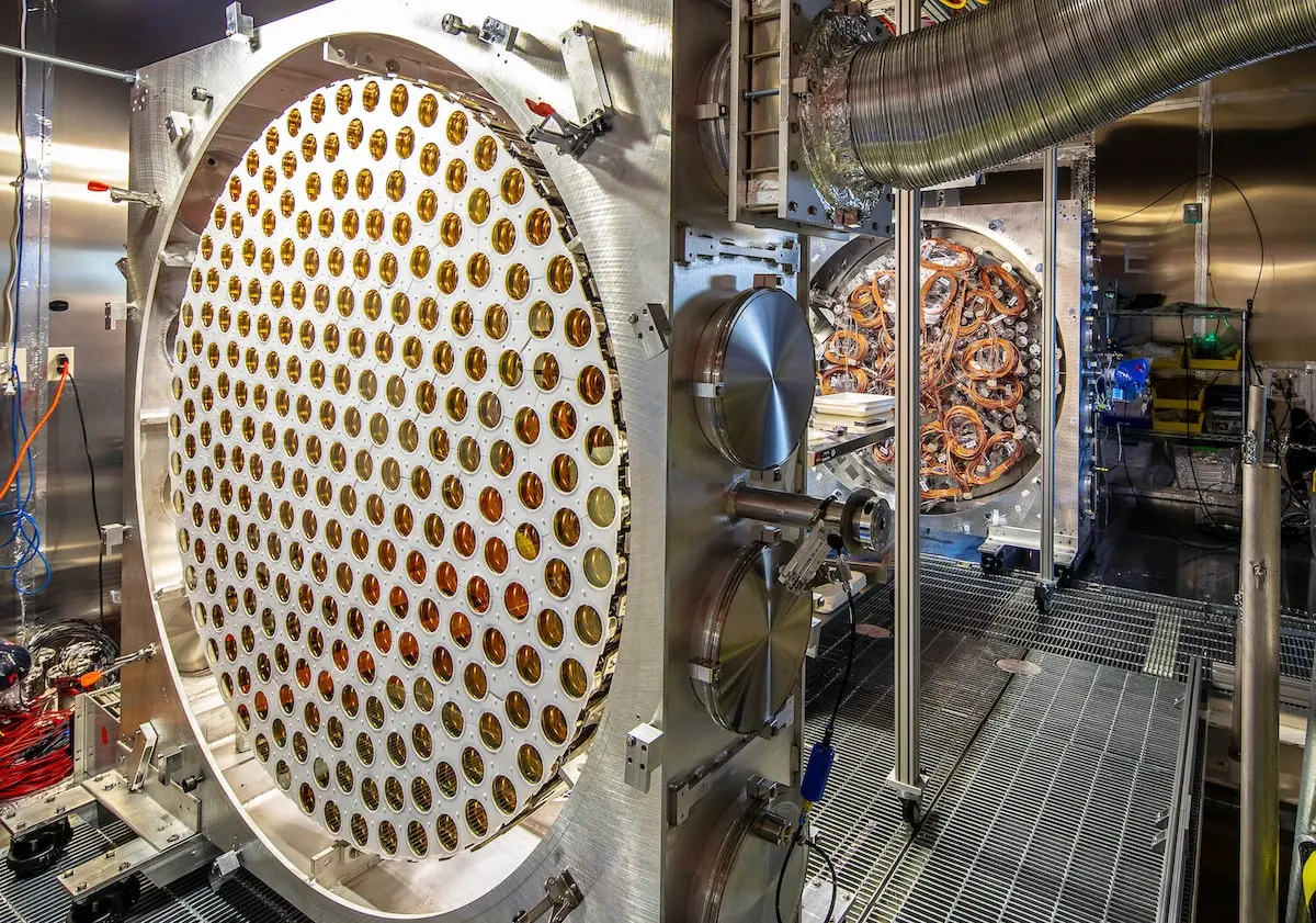 Sinal de matéria escura intriga cientistas após evento raro no detector LZ