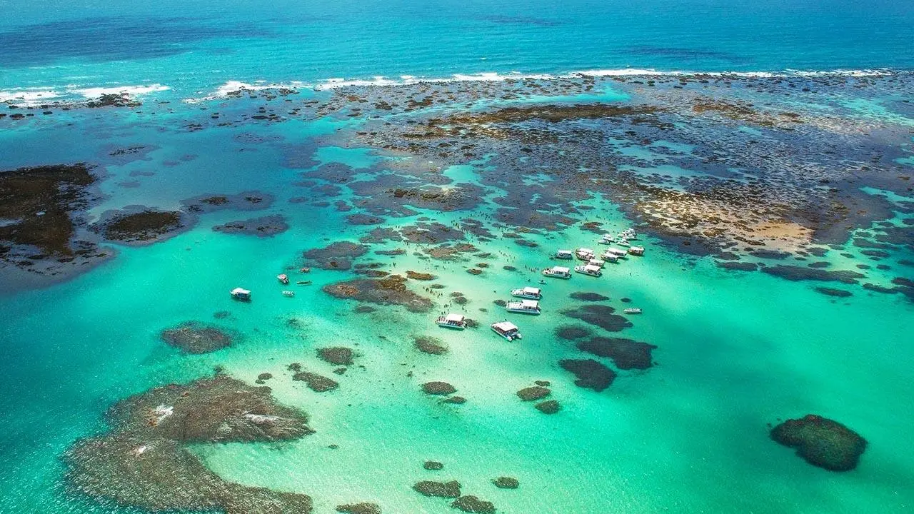 7 destinos no Brasil com águas tão cristalinas que parecem do Caribe