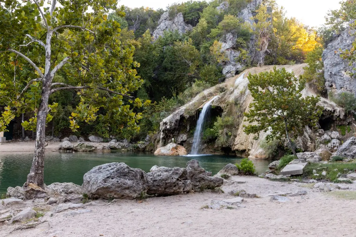 Do azul-turquesa às águas termais: 12 piscinas naturais para fugir do calor em Goiás