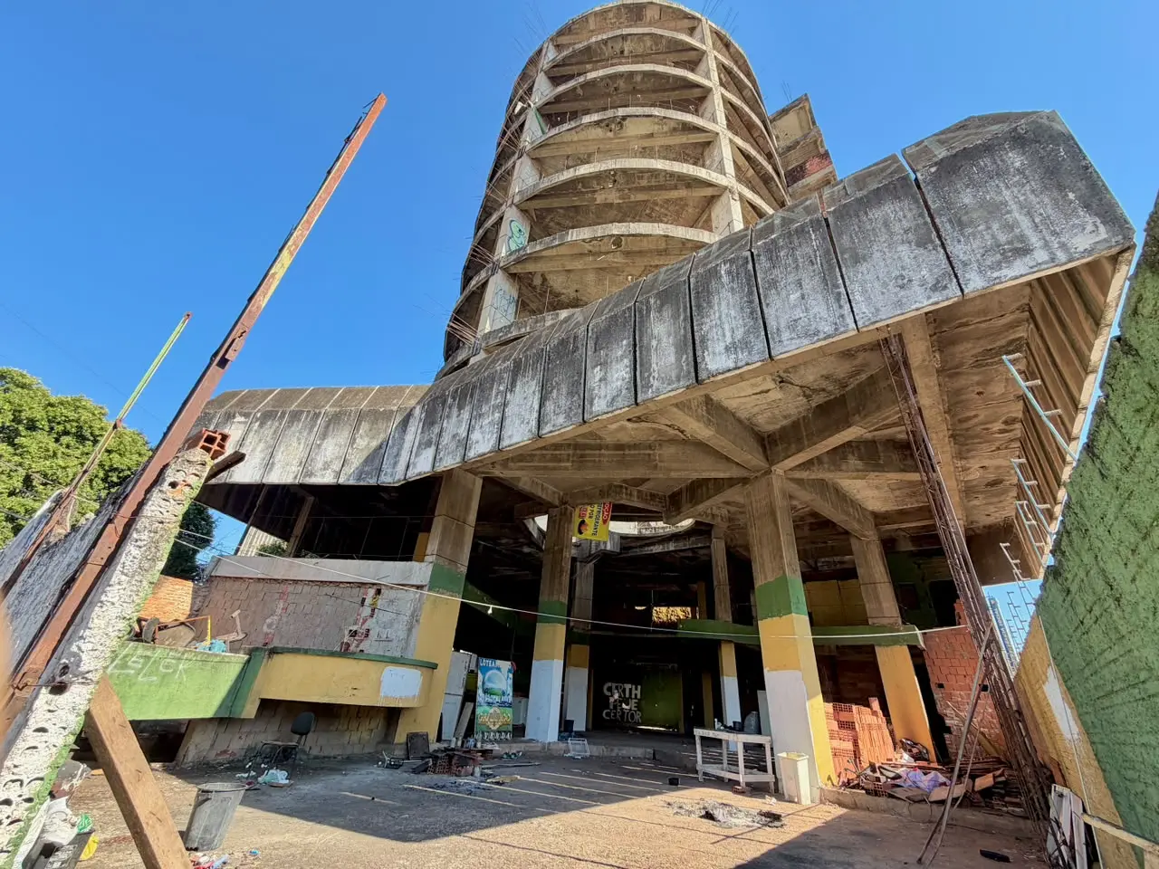 Prédio redondo abandonado há mais de 30 anos no Centro de Goiânia terá unidades para aluguel pelo Airbnb