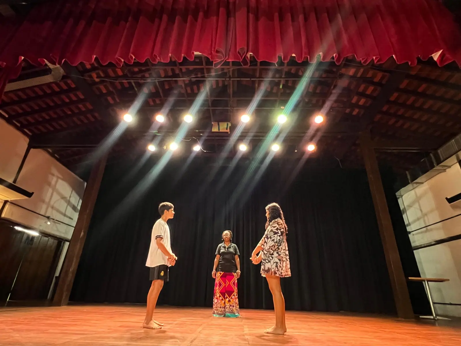 Sesc Anápolis oferece oficinas de teatro, máscaras e contação de histórias; veja como participar