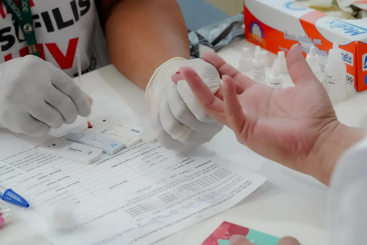 Goiás registra 2,6 mil casos de sífilis em gestantes em 2026