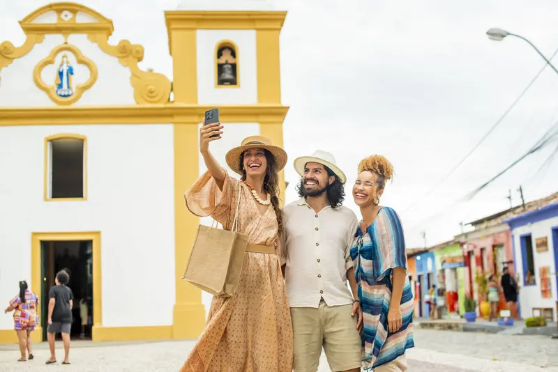 Turismo internacional injeta US$ 8,3 bilhões no Brasil e bate recorde em 2026